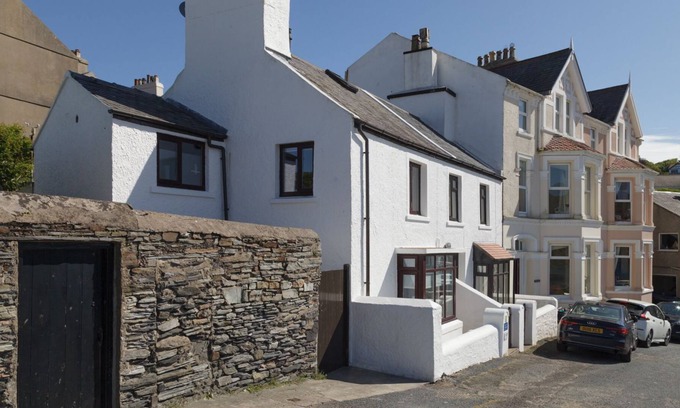 Cregneish Cabaña | Baljean is a charming, eighteenth century cottage, enjoying an enviable position overlooking Port Er