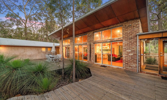Serpentine-Jarrahdale Casa | Ballakup House - A Large & Unique Bush Retreat Nestled Among Native Grass Trees