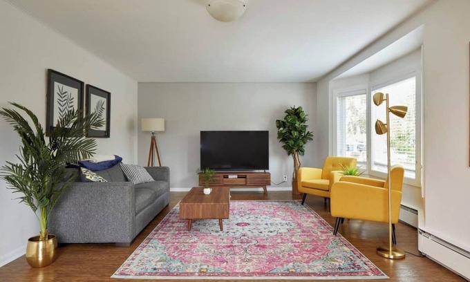West Woodland Casa | Ballard Bungalow: Spacious Perfect for Families with Private Fenced Yard & Hot Tub