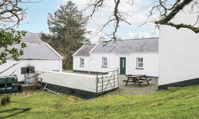 Newry Cabaña | BALLARD COTTAGE ANNEXE, pet friendly in Newry, Northern Ireland