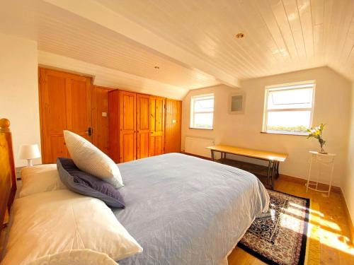 Liscannor Cama Y Desayuno | BallyV House: Private Double Room with en-suite bathroom, breakfast, near Cliffs of Moher
