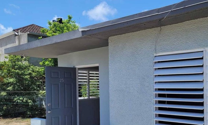 Cave Hill Estate Apartamento | Balmy sea breeze and cuisine from Hellshire Beach. Immerse into Cultural events