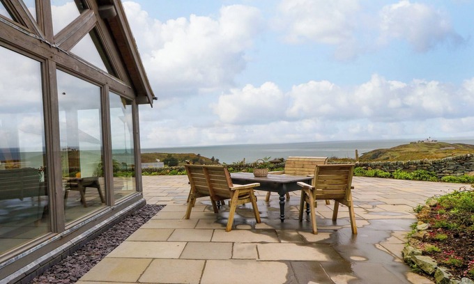 Llaneilian Cabaña | BALOG FARM, family friendly, character holiday cottage in Amlwch