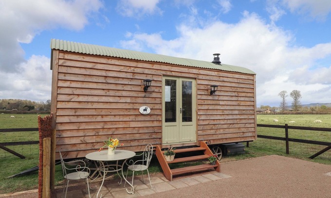 Garthmyl Cabaña | BALWEN SHEPHERD'S HUT, romantic, character holiday cottage in Berriew