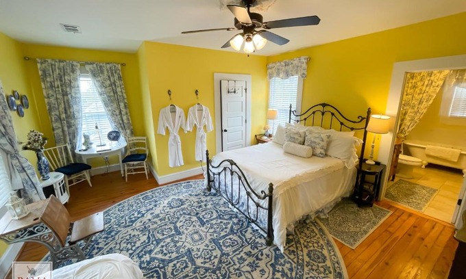 Tuscaloosa Hotel | Bama Bed and Breakfast - Capstone Suite