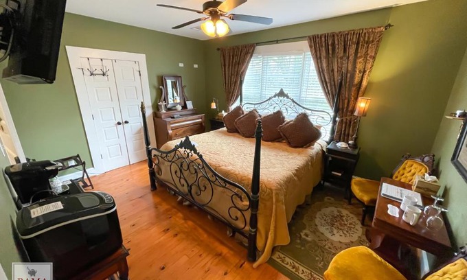 Tuscaloosa Hotel | Bama Bed and Breakfast - Tusk Suite