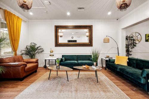 Orlovista Casa | Banana Leaf Villa-Marley Junior Suite with Living Room
