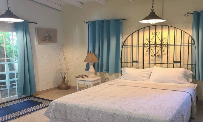 Esperanza Complejo | Bananas Vieques Guesthouse Room 11/Vibrant Area/Private/Steps to the beach