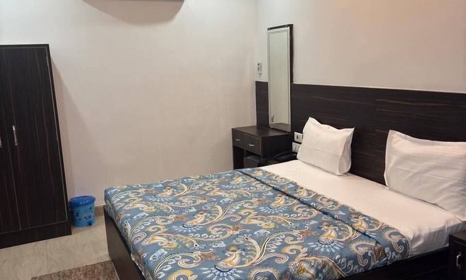 Lanka Hotel | Banarasi Kothi