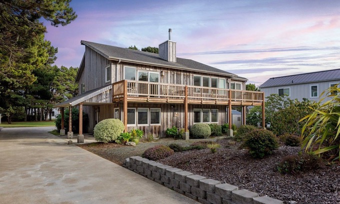 Bandon Casa | Bandon Seaside Escape: Spacious 4BR Getaway with Ocean Views & Large Yard