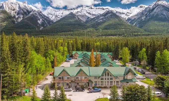 Harvie Heights Casa | Banff Beautiful Townhouse free parking at the foot of Rocky Mountains