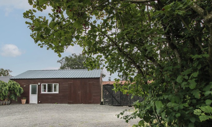 Chirbury with Brompton Cabaña | BANK FARM HOUSE COTTAGE, pet friendly, with a garden in Montgomery