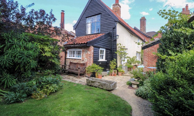 Hingham Cabaña | BANK HOUSE, pet friendly, character holiday cottage in Hingham