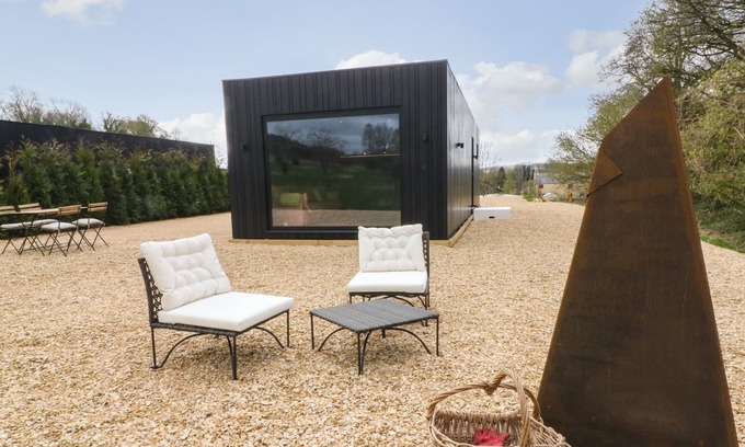 Whittington Cabaña | BANTAM HOUSE 1, romantic, with a garden in Cheltenham