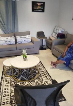 Gaborone Cama Y Desayuno | Baraka's Nest Standard Sleeper Couch