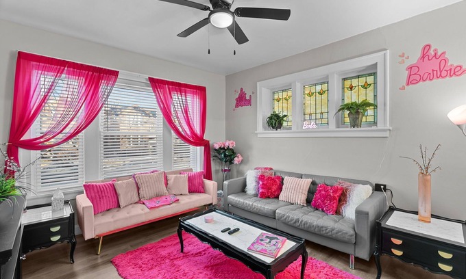 Southwest Garden Apartamento | Barbie's Dreamhouse - Sleeps 6 Near Botanical Gardens & Tower Grove Park