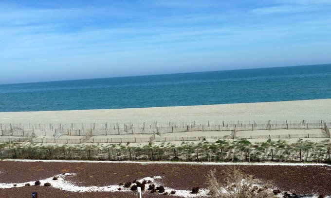 Le Barcares Apartamento | Apartamento de pie con vista panorámica al mar.