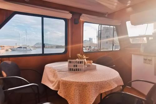 Poblats Maritims Alquiler De Eote | Barco muy espacioso con dos terrazas Valencia CENTRO!