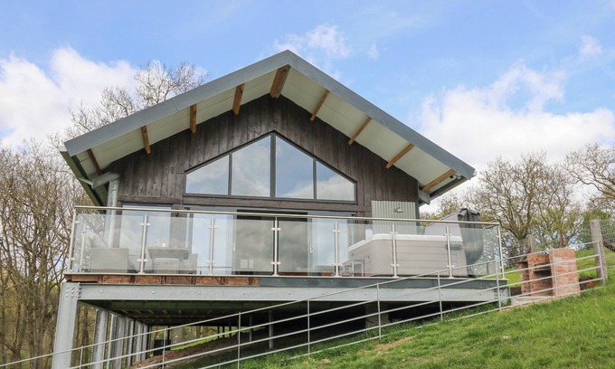 Kingswood Cabaña | BARCUD COCH - RED KITE, pet friendly, with hot tub in Garthmyl