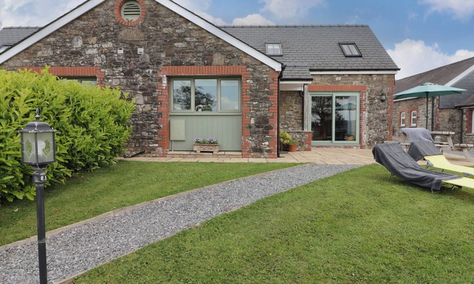 Golden Grove Casa | BARCUD COTTAGE, pet friendly, character holiday cottage in Llandeilo