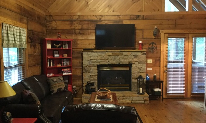 Sevierville Cabina | "Bare Feet Cabin" A Cozy❤️ Escapada romántica WiFi gratis / Bañera de hidromasaje / Bañera de hidromasaje / Chimenea