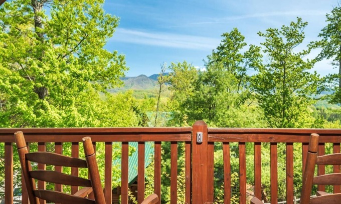 Black Bear Falls Cabina | 1BR Log Cabin w / Hot Tub, Pool Tbl, Arcade, cuero NUEVO, electrodomésticos NUEVOS!