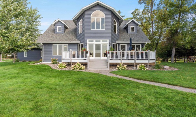Brainerd Cabina | Barefoot Beach House