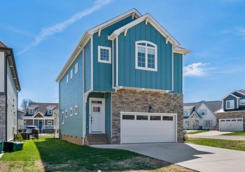 Winchester Casa | Barefoot Breeze wPool Fireplace