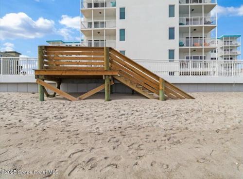 South Patrick Shores Apartamento | Barefoot by the Beach 2BR condo