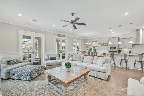 Santa Rosa Beach Casa | Barefoot Paradise by AvantStay Walk to Beach Pool Bikes