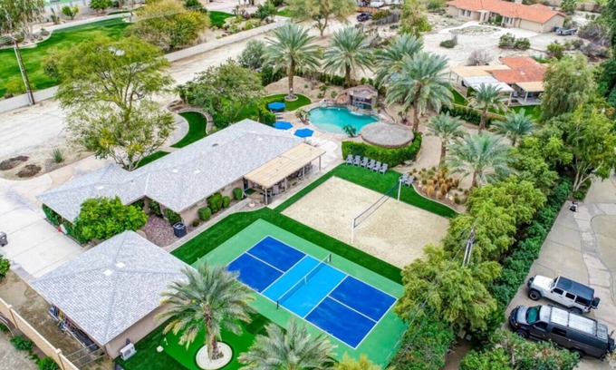 Bermuda Dunes Casa | BAREFOOT VOLLEYBALL BUNGALOW-1ACRE