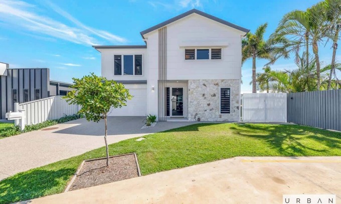 Bargara Casa | Bargara Coastal Luxe: Aircon, Out S Pet, Sleeps 8