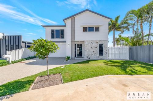 Bargara Casa | Bargara Coastal Luxe Aircon, Outside Pet, Sleeps 8
