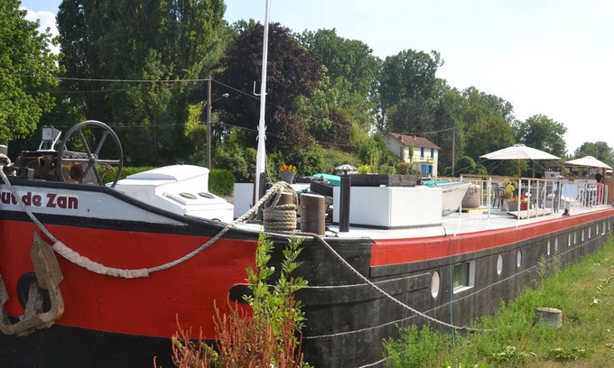 Chaumot Alquiler De Eote | Barcaza amarrada en el puerto deportivo de Chaumot, canal Nivernais