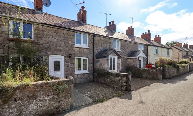 Hendrerwydd Cabaña | BARKALOT COTTAGE, pet friendly, character holiday cottage in Denbigh