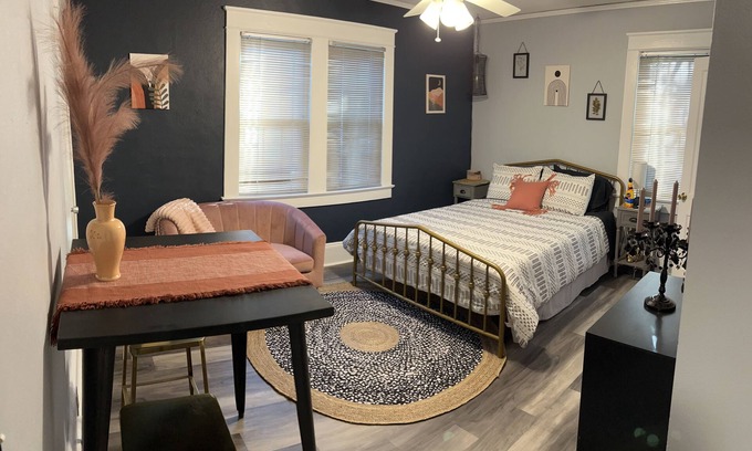 Sunset Park Apartamento | Barking Allowed! Pet friendly studio, located right next to dog spa!