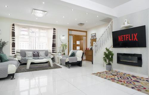 Longbridge Casa | Barking Haven Retreat - Airport - Parking - Train Station