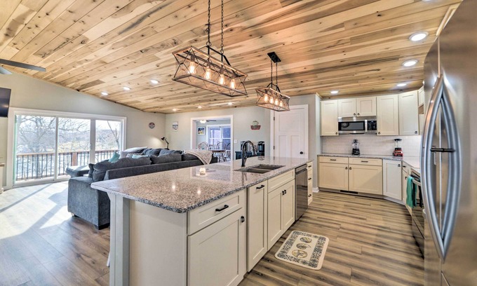 Eddyville Casa | Waterfront Eddyville Home w/ Dock & Kayaks!