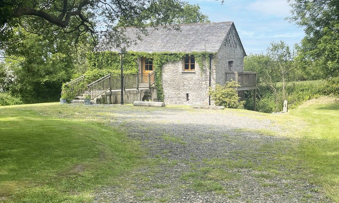 Saint Kew Cabaña | Barley Moo, St Kew with lovely countryside views.