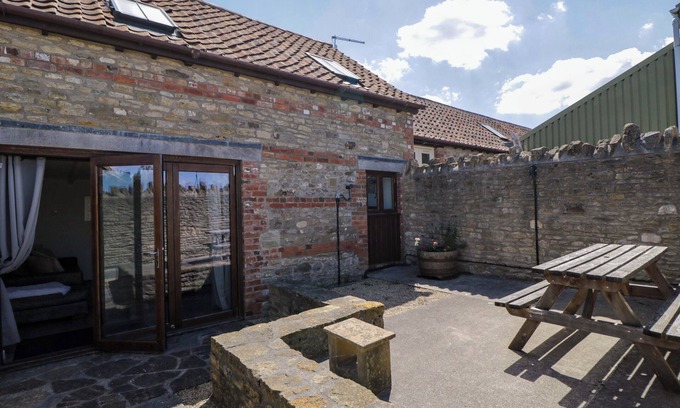 Frome Cabaña | BARN COTTAGE, character holiday cottage, with pool in Frome