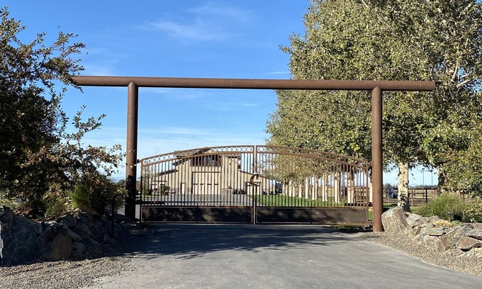 Gooding County Casa | Barn Dominion, 2000 sq ft ,1 mile from golf course & Box Canyon State Park