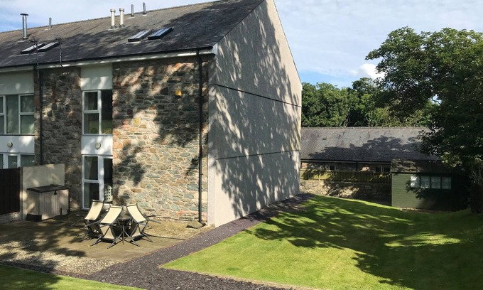 Newborough Casa | BARN END, 9 STAD CLYNNOG, pet friendly, with a garden in Newborough