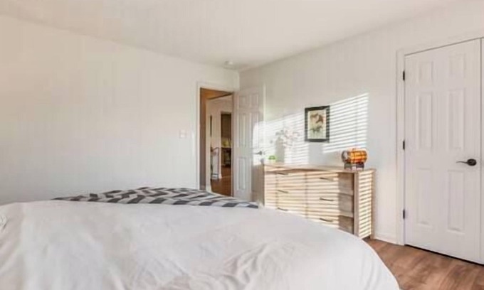 La Grange Casa | Barn + House | 30 Acres | Pickleball | Basketball
