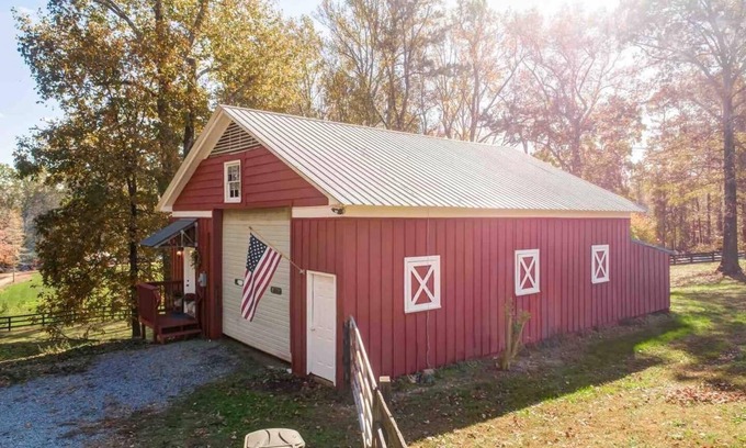 Canton Casa | Barn on five acres & lake