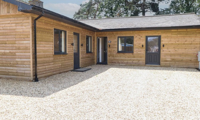 Ringstead Cabaña | BARN OWL LODGE, country holiday cottage, with a garden in Snettisham