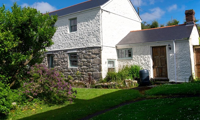 Carnkie Casa | BARN OWL, pet friendly, with open fire in Pool