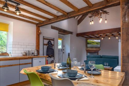 Bryn-crug Casa | Barn Retreat with Valley Views & Onsite Dog Field