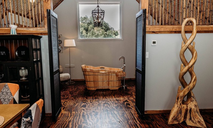 Sugar Grove Cabina | Barn Vibes: Hot Tub, Tube Slide, Fishing Pond & Petting Zoo?