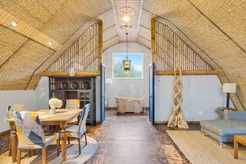 Sugar Grove Casa | Barn Vibes + Petting Zoo + Hot Tub!