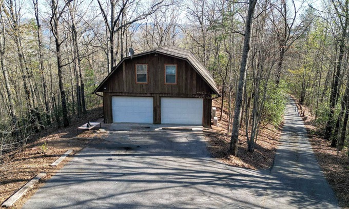 Andrews Cabina | Barndomenium 60 acre retreat *New Listing*